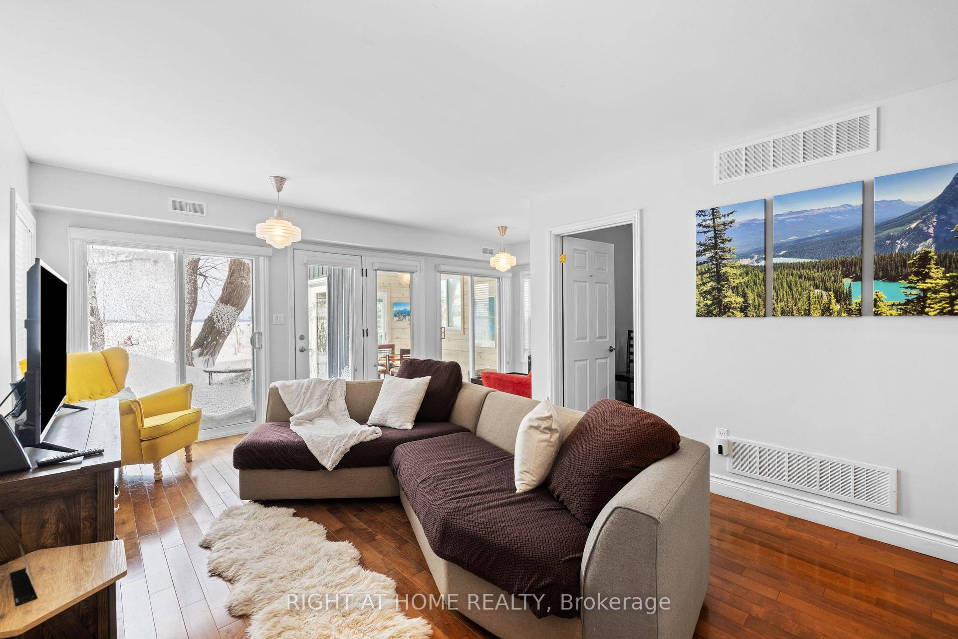 Nestled on a private street at the end of a peninsula, this exclusive Georgian Bay 3 1 bedroom all season retreat offers breathtaking West facing unobstructed views and mesmerizing sunsets.
