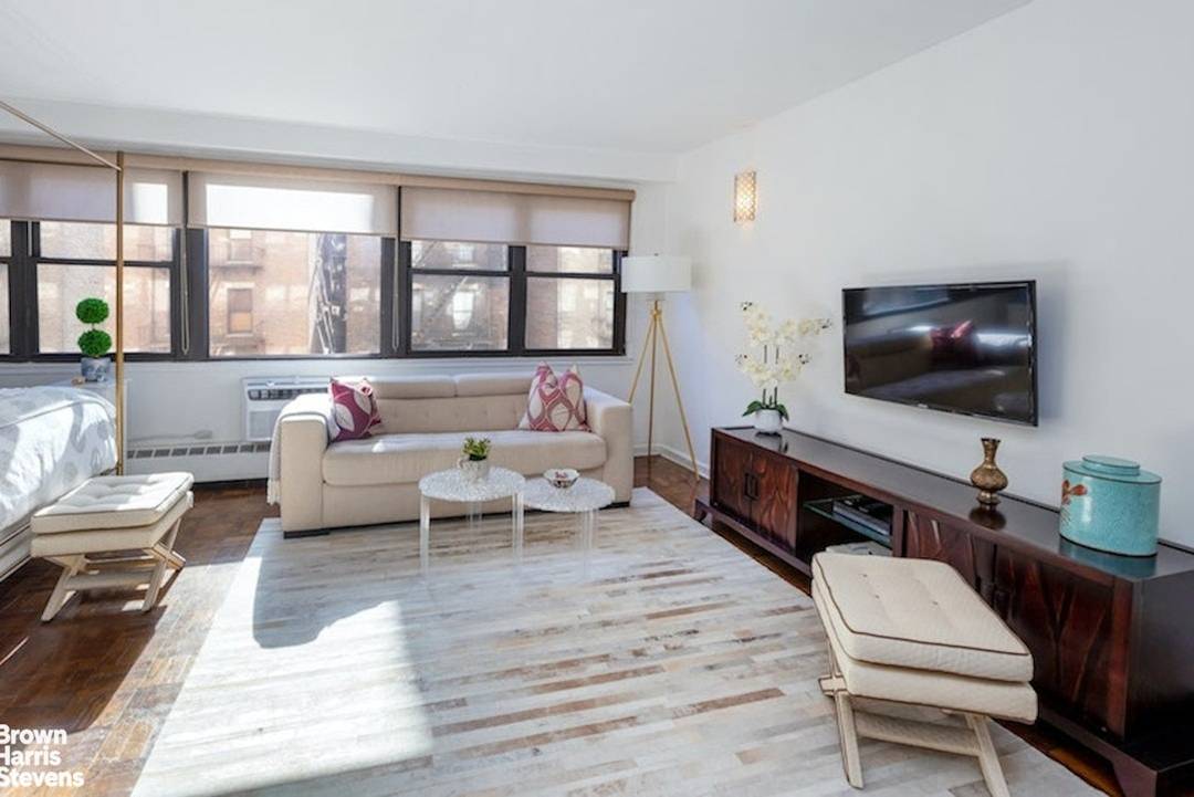 Residence 5H at 210 East 15th Street, is a charming and efficient home ideally situated in the heart of Gramercy.
