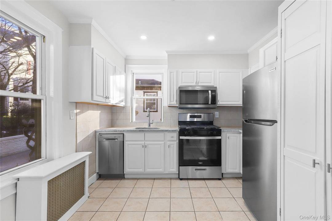 This beautifully refreshed 2 bedroom, 2 bathroom rental with flexible office space offers a bright and inviting living environment, ideal for those seeking a stylish and convenient home in the ...