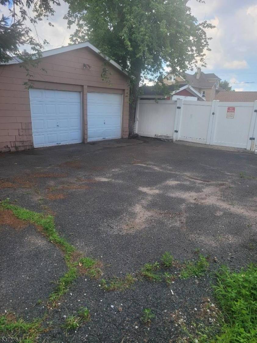Welcome home ! If you are looking for a centralized home in an amazing location.