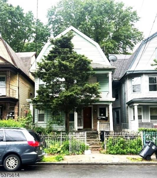 3 FAMILY HOME GREAT INVESTMENT POTENTIALLocated in a bustling urban neighborhood, this 3 family property offers an excellent opportunity for investors or owner occupants looking to generate rental income