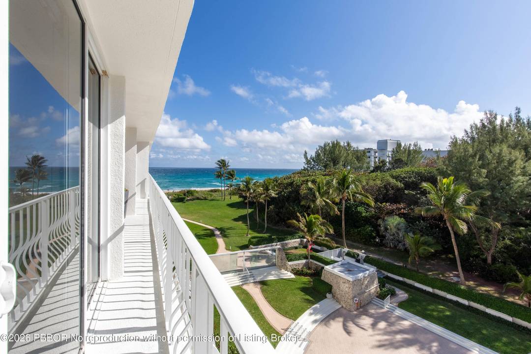 Recently fully renovated 2BR 2BA residence offering modern finishes and resort style amenities.