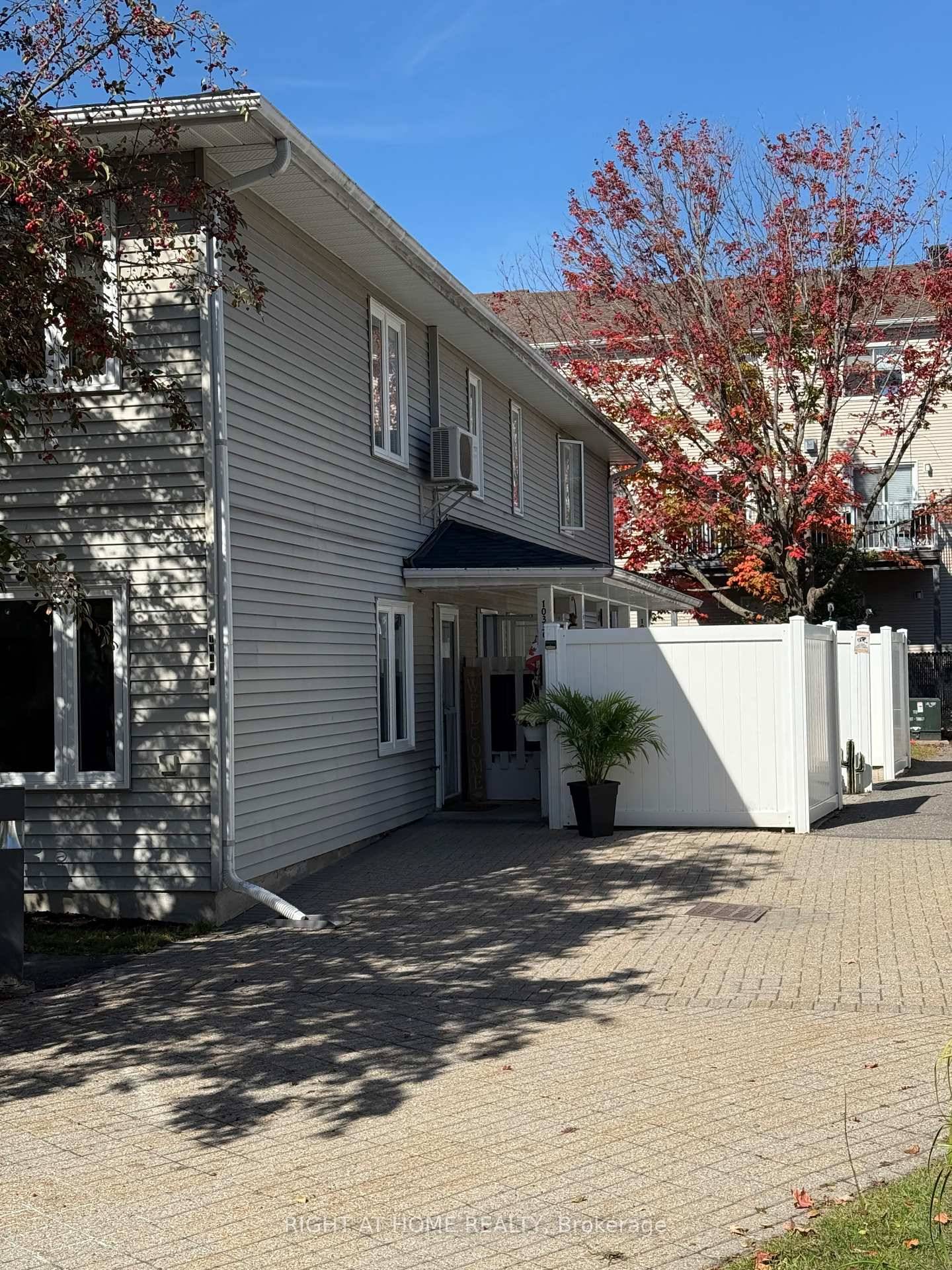 Welcome to this 2 bedroom, 1bath condo situated in a quiet neighbourhood.