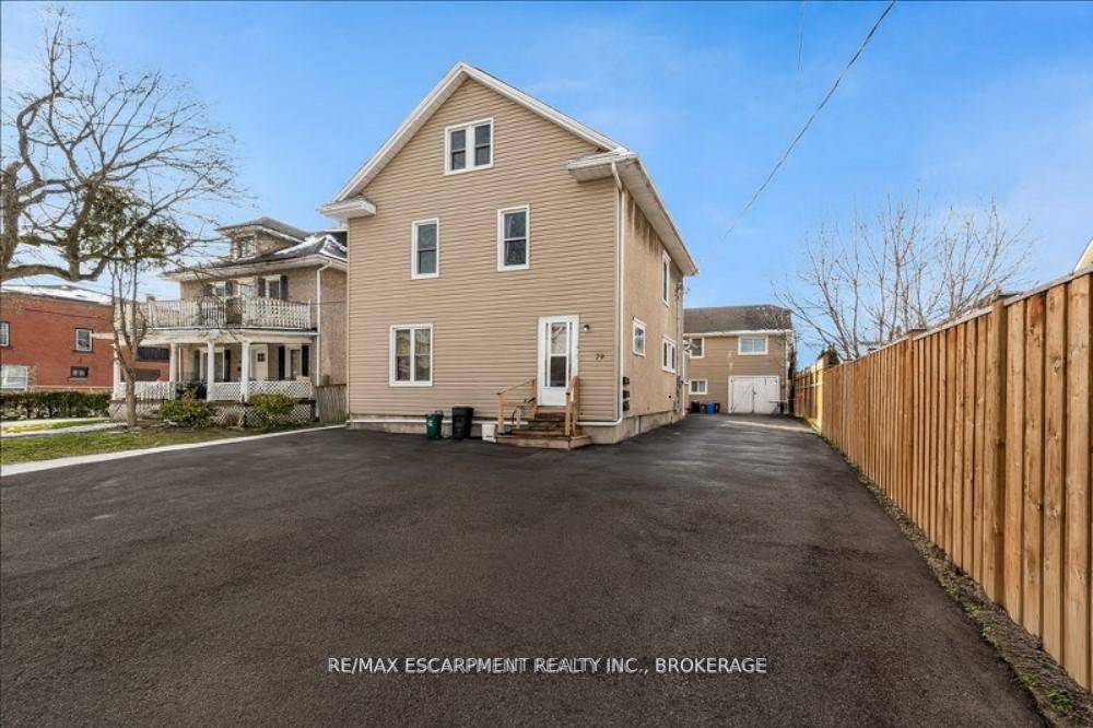 Attention investors ! This turnkey triplex in Welland offers exceptional income potential with market rents and minimal vacancy risk.