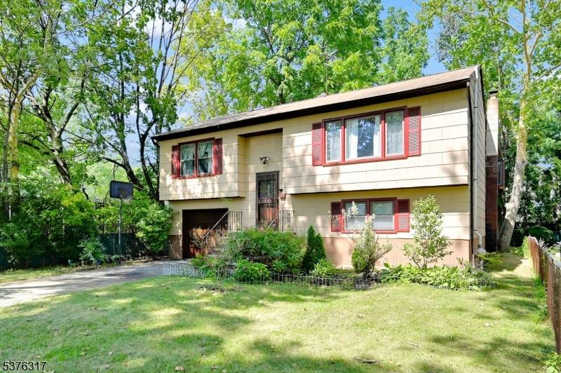 This move in ready expanded bilevel home offers 4 bedrooms 2 and 1 2 baths with 2646 sq ft of living space is ideally situated in Blue ribbon school town.