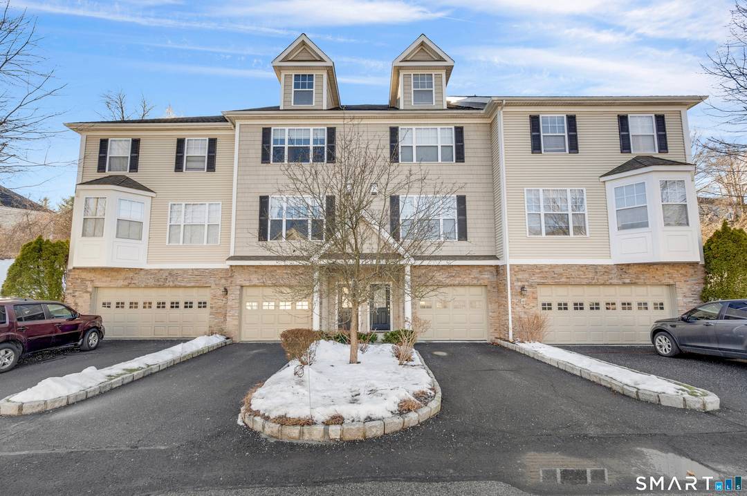 Welcome to this beautifully maintained four floor townhouse located in the highly desirable Woodland Hills complex.