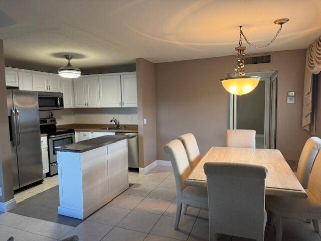 Location Location ! Don't miss the opportunity to live it this Resort Community Style Walking distance from the Monaco Club House Partially furnished 1 bedroom 1.