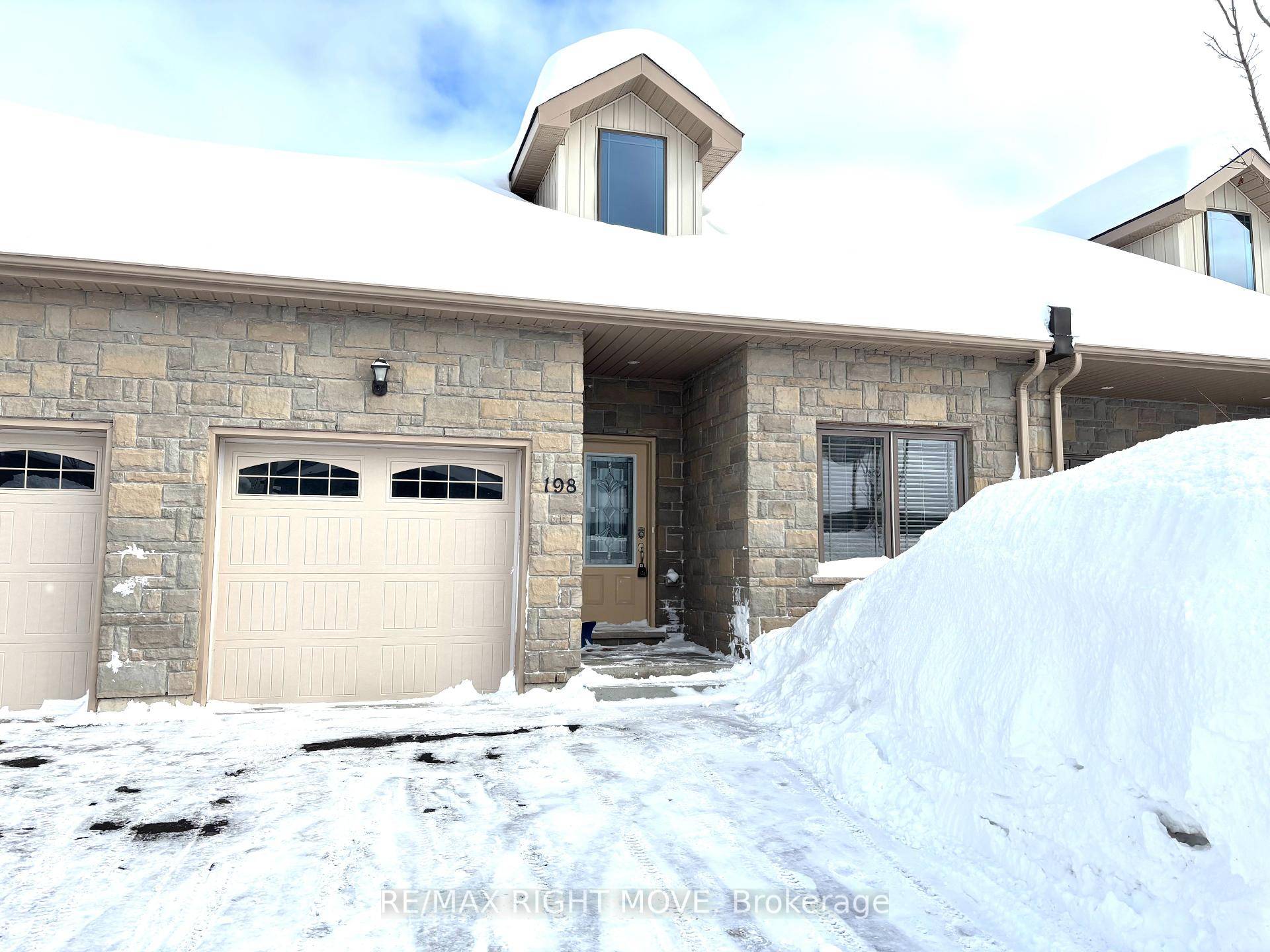 THE RIGHT MOVE for all on one floor living is here at the NORTH LAKE VILLAGE.