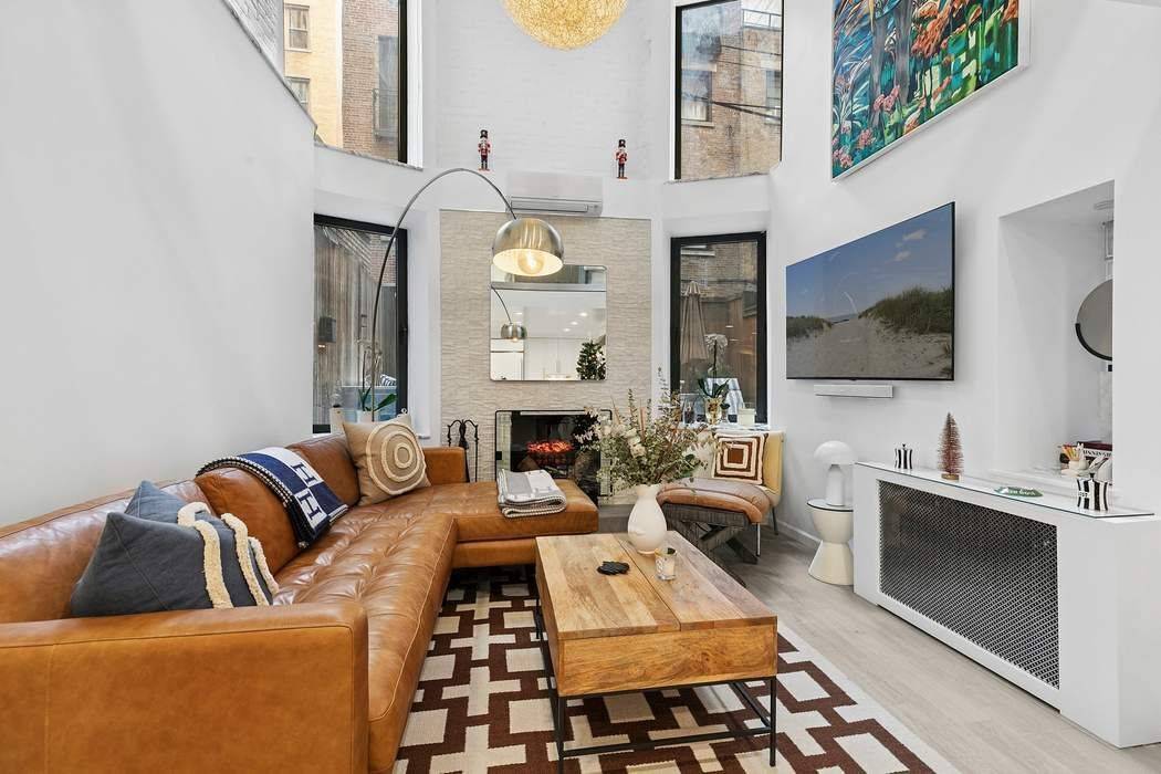 OPEN HOUSE This Sunday, 12 21 25 from 12 00 1 00pm Sophisticated and turnkey, this newly renovated, pet friendly 2BR duplex with soaring 16 ceilings, and a large private ...