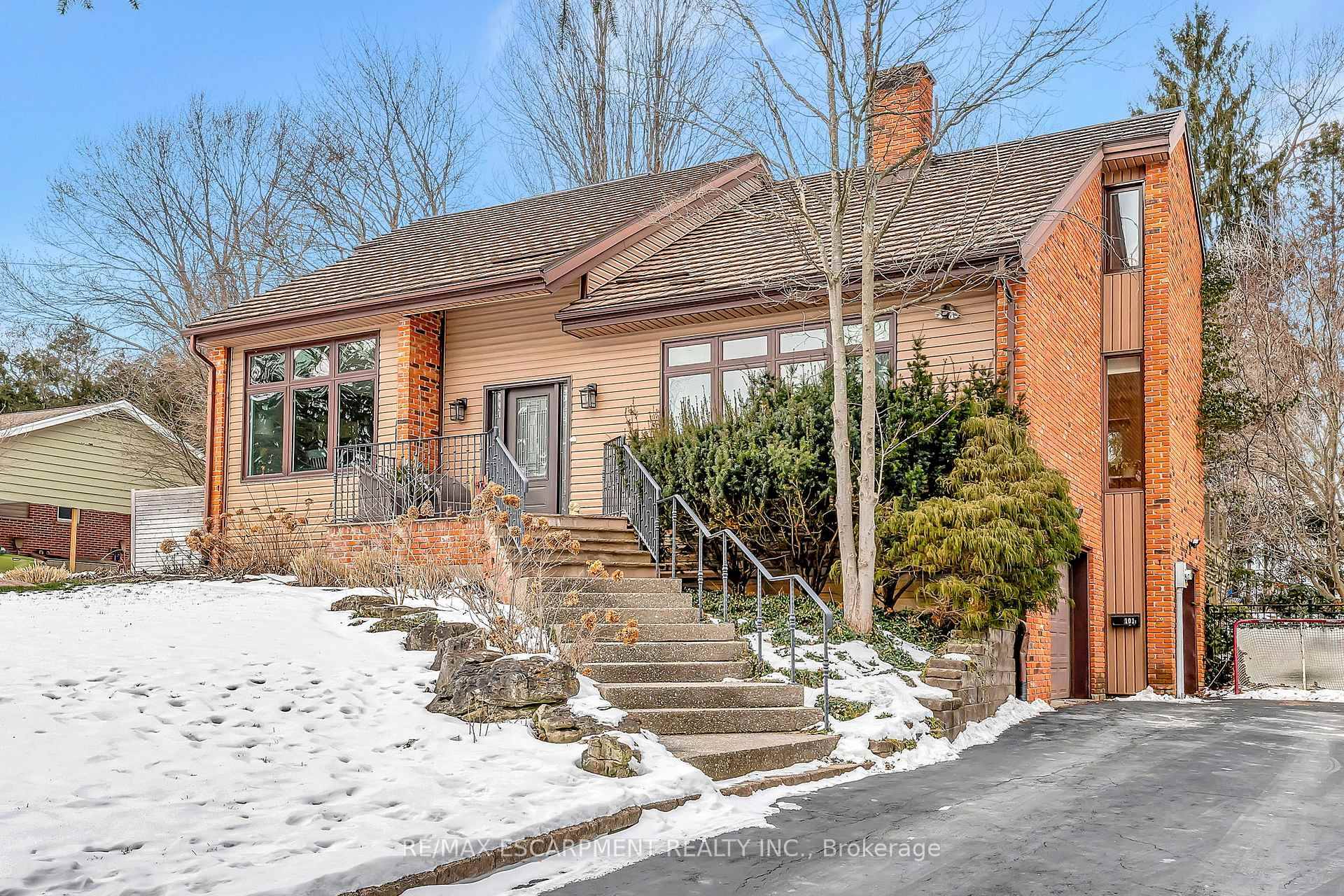 Welcome to this fantastic 3 bedroom custom built home, perfectly situated in the highly desirable Grand Vista Gardens neighborhood, a prestigious area filled with luxury homes just steps from the ...
