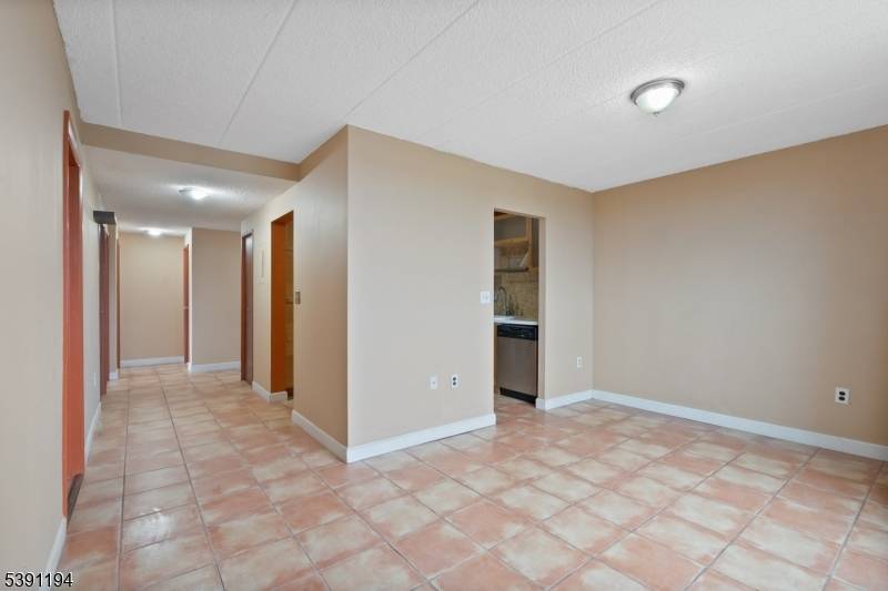 Spacious 2BR 2BA Condo w NYC Views Full Service Building Parking Available Welcome to Presidential Towers !