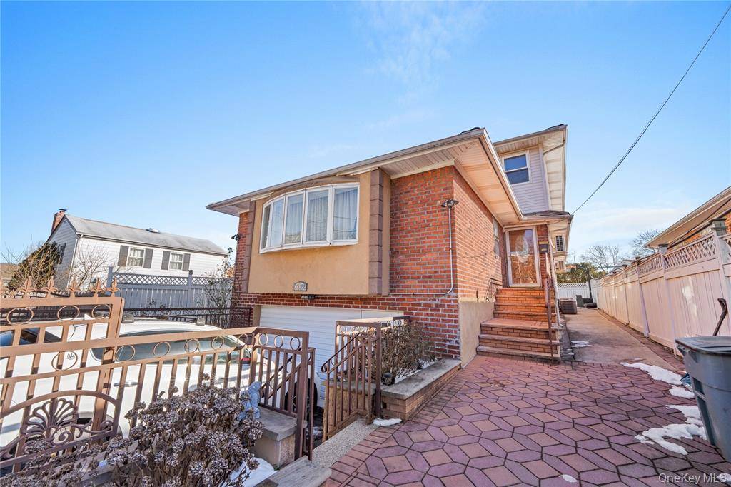 Classic And Beautiful House In Center Of Bayside, Close to Bay Terrace Shopping Mall.