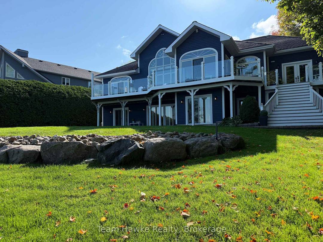 Welcome to this stunning waterfront rental located in the highly sought after Gilwood Park area of Penetanguishene.