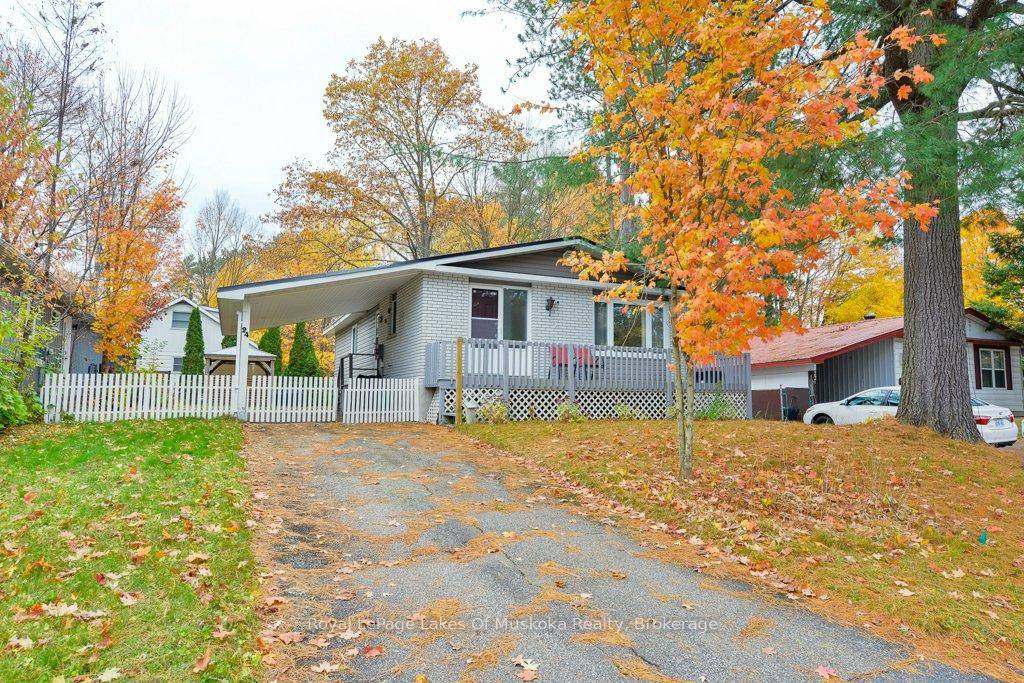 Neat and tidy describe this three bedroom bungalow located in the heart of Bracebridge.
