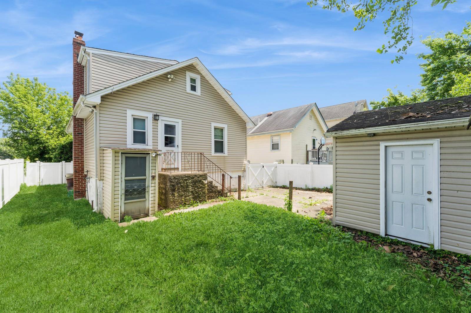 GREAT DEAL ! ! ! ! Introducing 405 Hamilton Ave, located on a quiet residential block in award winning Hewlett Woodmere School District 14.