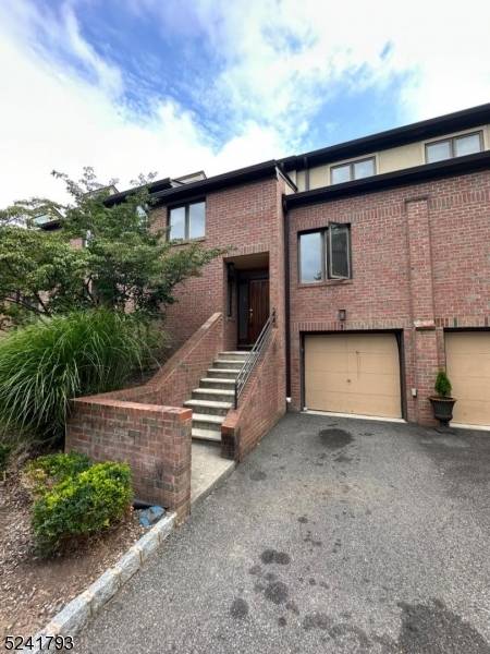 Beautiful completely renovated Townhouse in North caldwell.