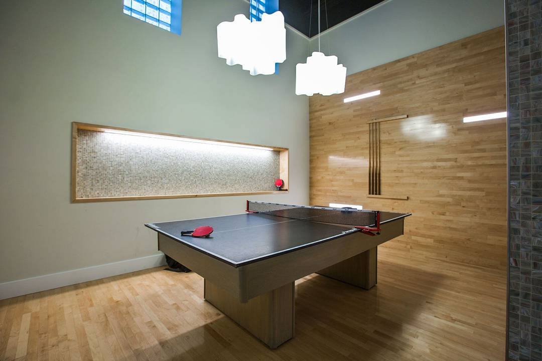 This gorgeous 1BR 1BA has plenty of light with floor to ceiling windows overlooking 44th street.