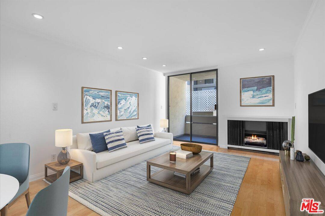 740  N Kings Rd 1BR Sunset Strip La