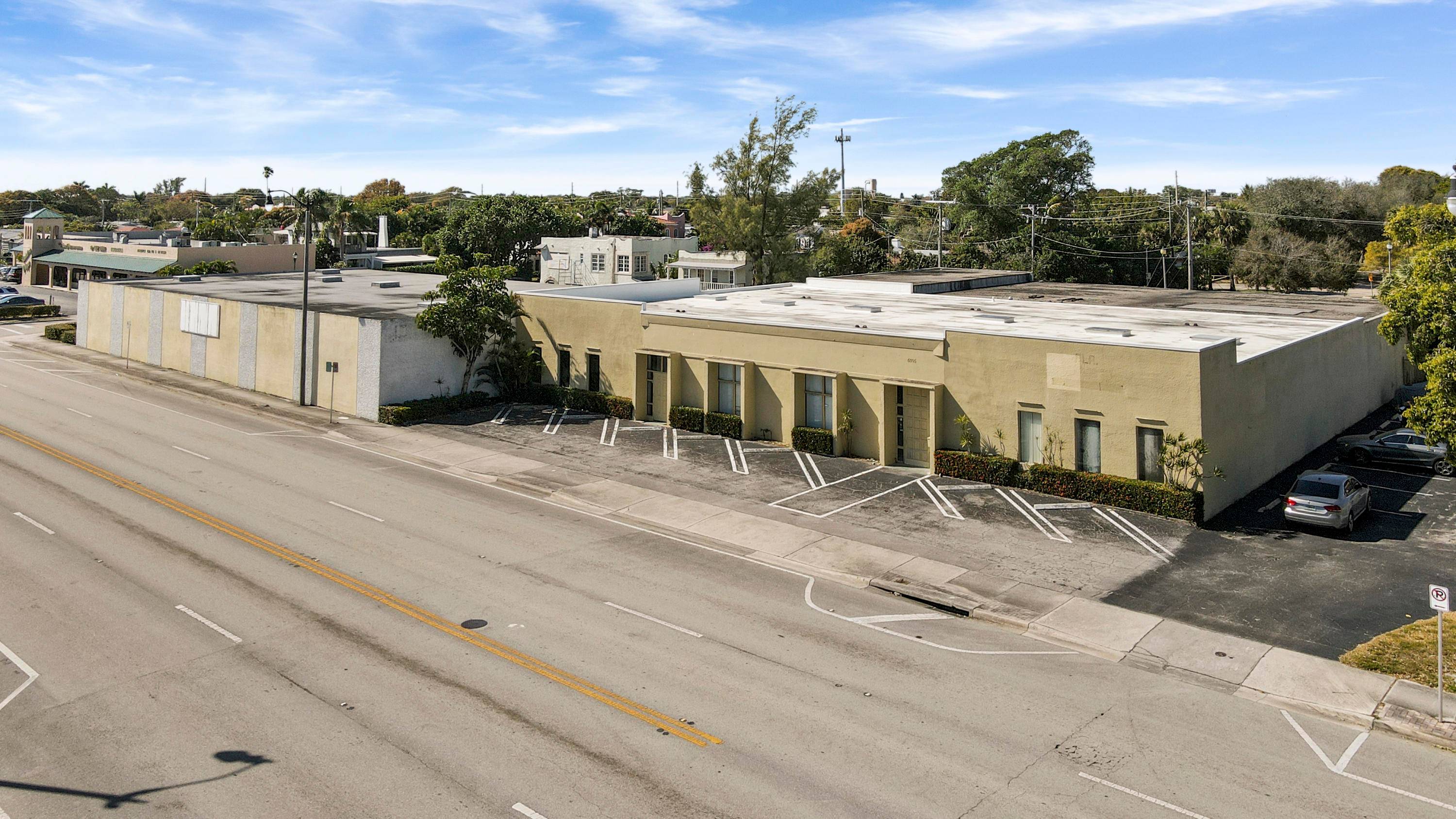 22, 225 square foot freestanding building that is perfect for an art gallery, showroom or design center.