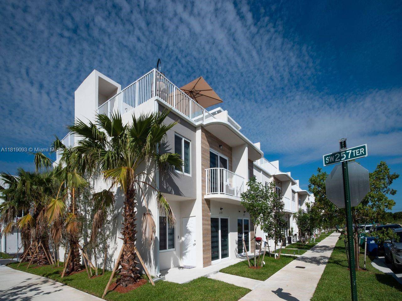 Corner townhouse for sale in the heart of Homestead.