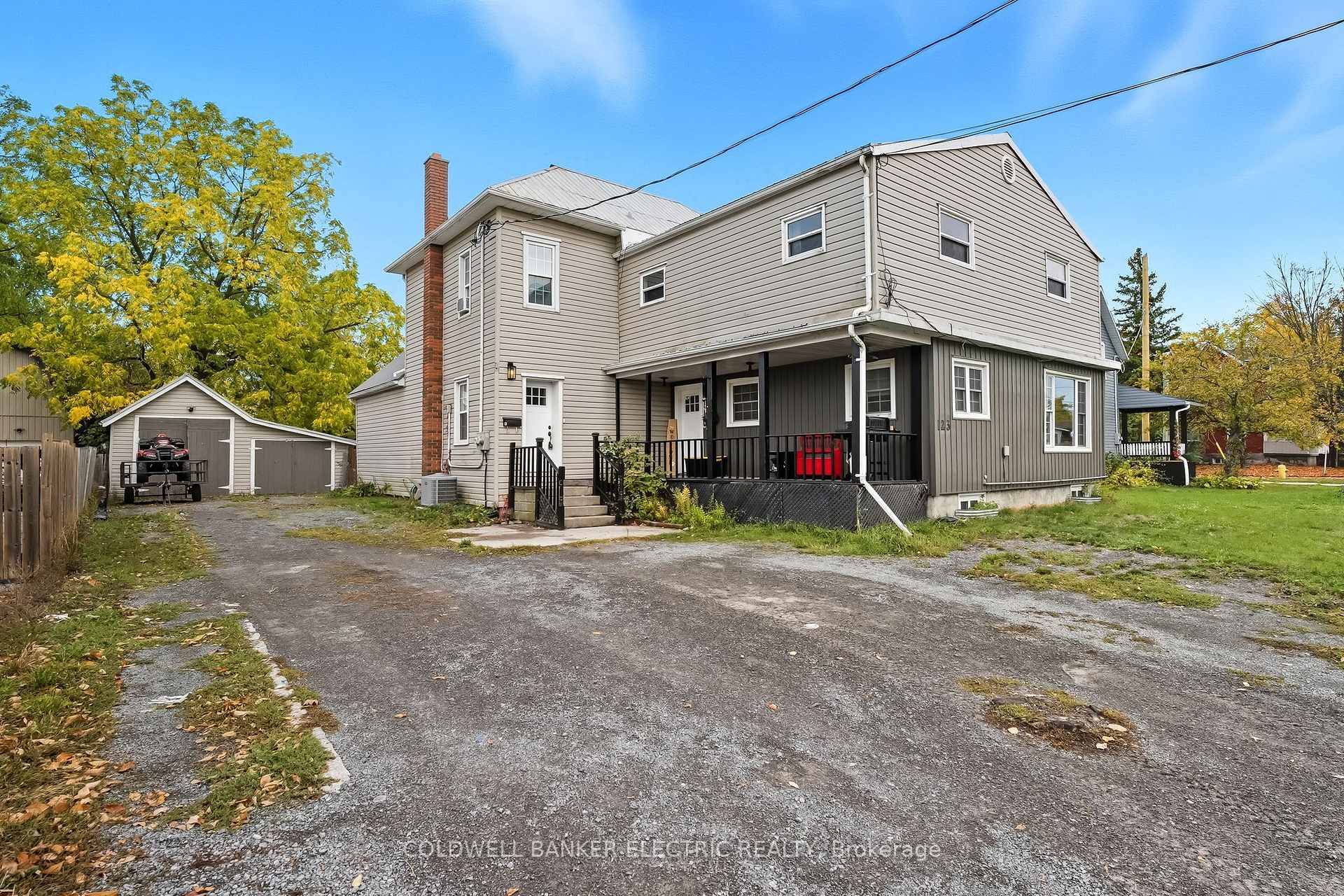 5 REASONS YOU'LL LOVE THIS LEGAL DUPLEX 1 THE INCOME POTENTIAL This is more than just a home it's an investment opportunity !