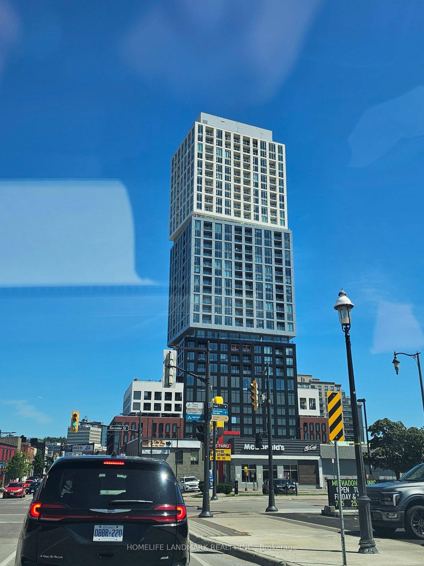 Luxurious 1 Bedroom Den With 547 Sqft Interior Floor Plan in Debut Waterfront Residences !