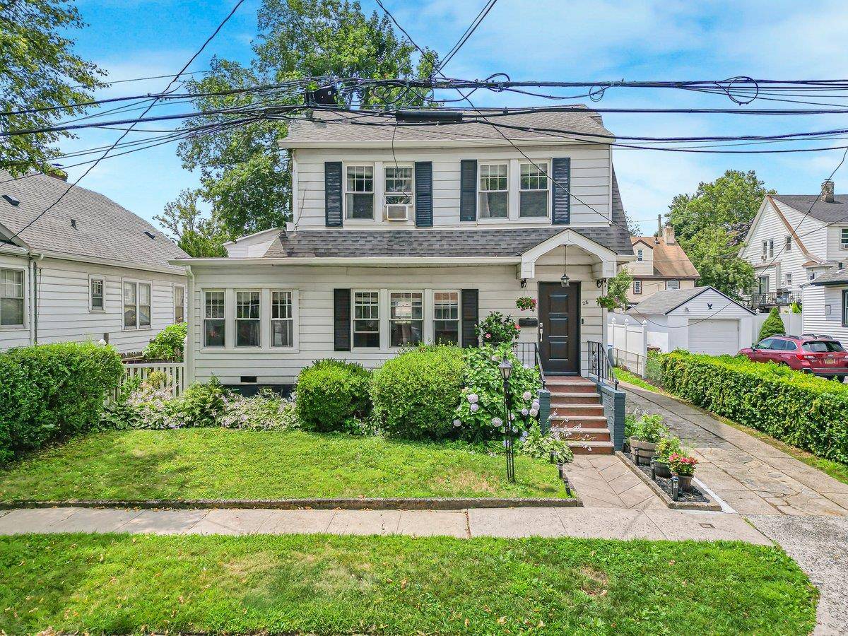 Welcome to 28 Clayton place, a magnificent, newly renovated 3 bedroom, 2 bathroom home, perfectly nestled on a peaceful dead end street in the highly desirable Lincoln Park neighborhood of ...