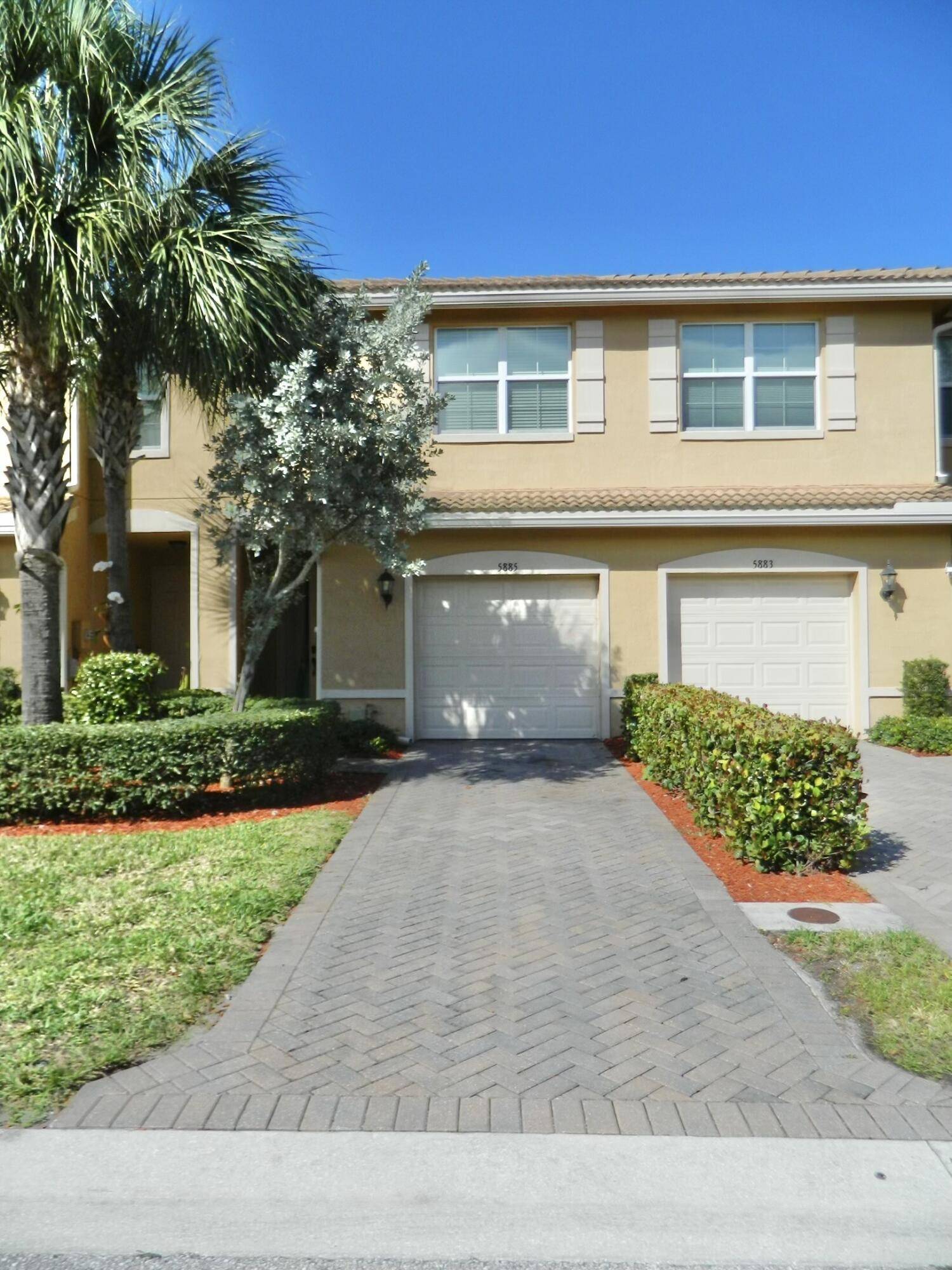 Spacious 3 bedroom 2 1 2 bath 2 story townhome available for rent !