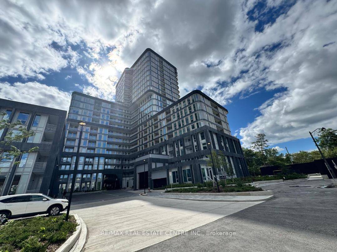 Welcome to the Greenwich Condos by Branthaven at 3240 William Coltson Way Oakville's newest luxury address This 1 den, 1 bath suite offers modern elegance with an open concept layout, ...