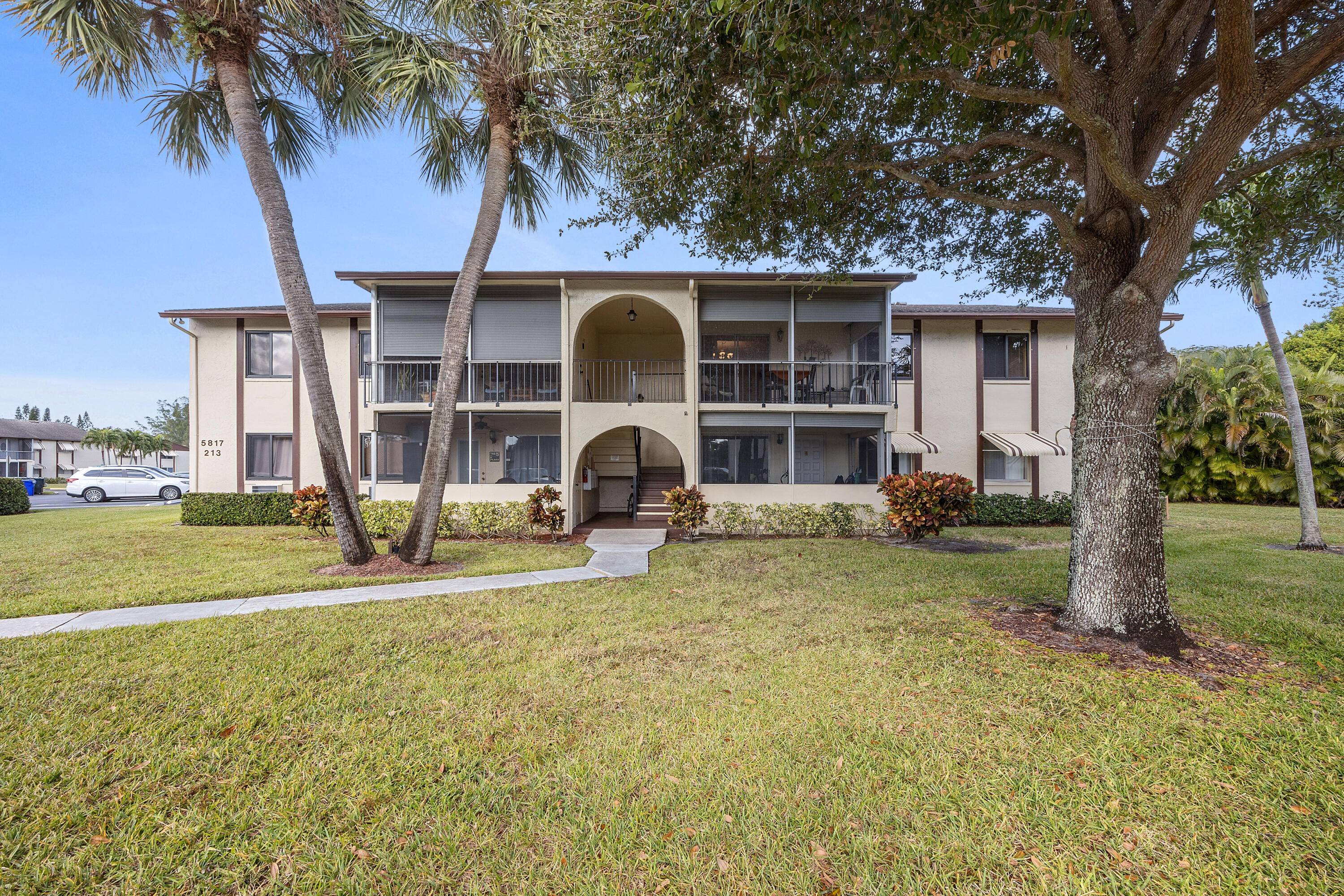 Super clean 2nd floor corner 2 bedroom condo with a great open floor plan !