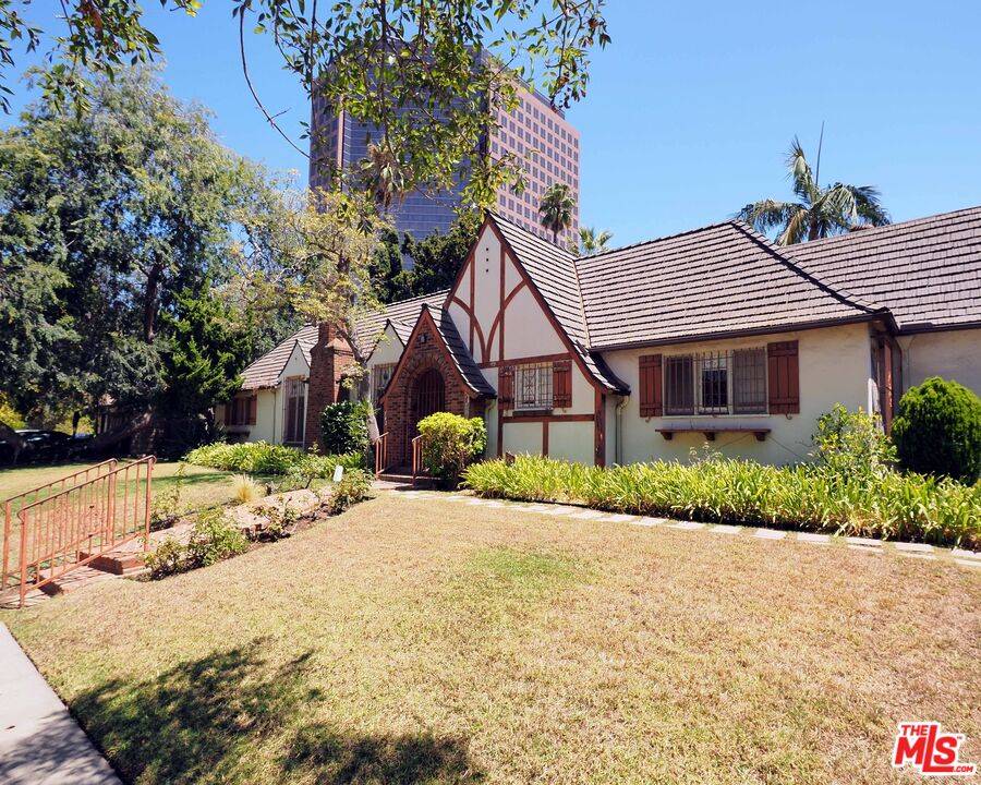 742   Schumacher Dr 4.0 Beverly Grove LA