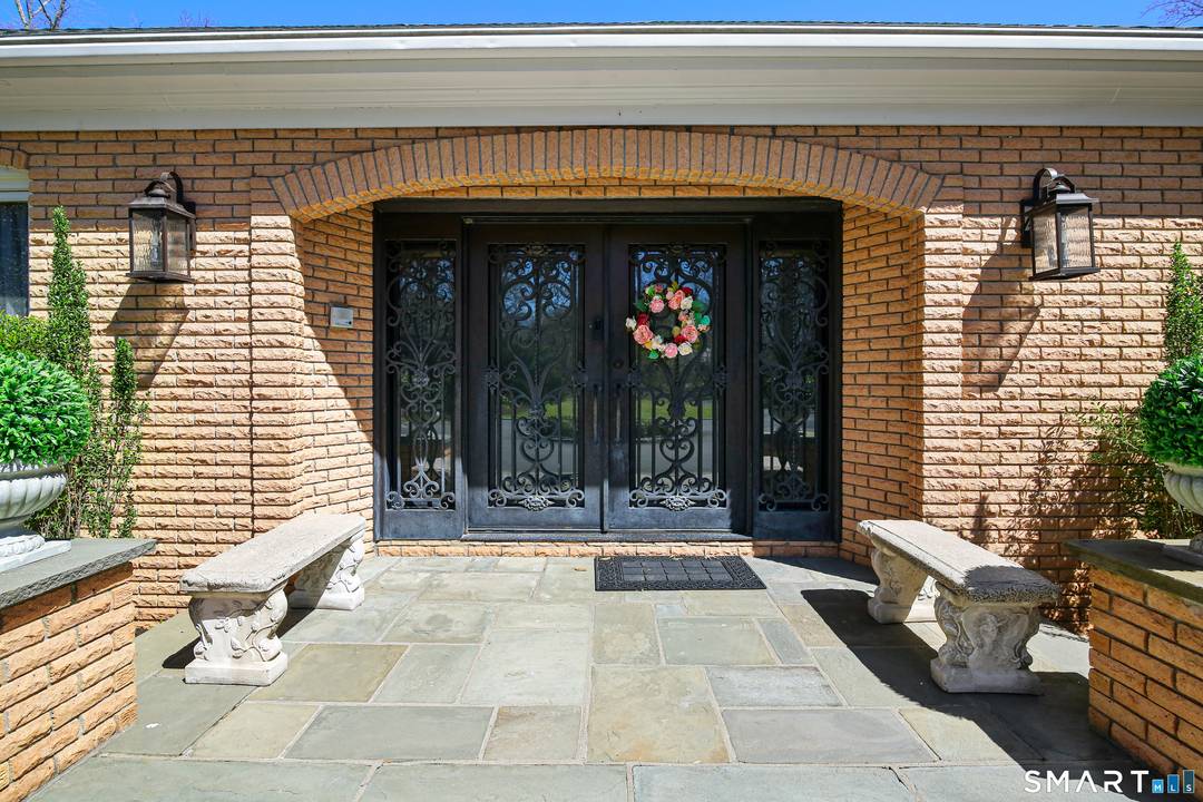 Bright and spacious this gorgeous house has the wow factor you've been looking for !