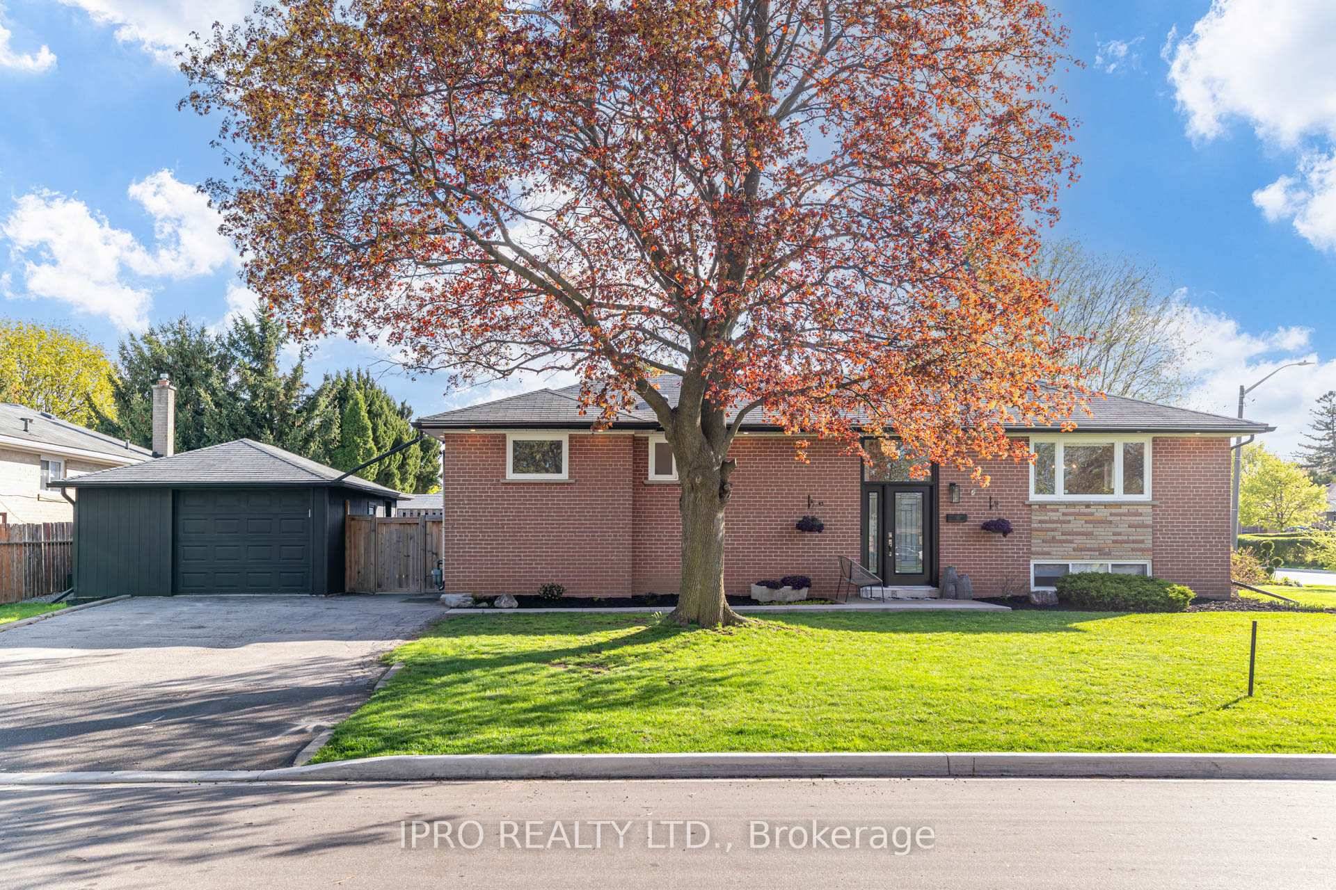 With transit and all major amenities minutes from your doorstep, this all brick bungalow offers big city convenience in a well established quiet neighbourhood.