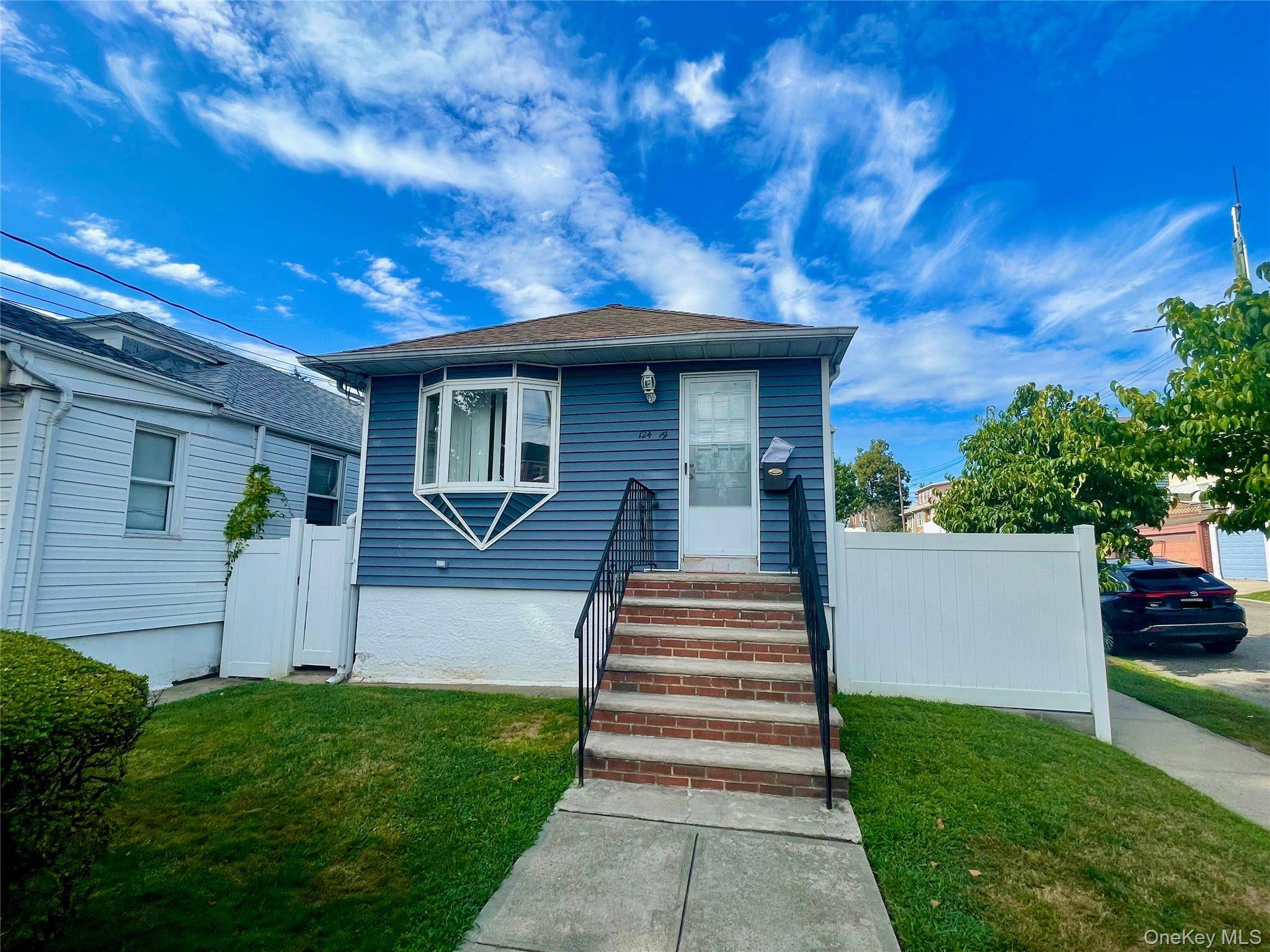 Beautiful Corner 1 Family Home in Prime College Point Location !