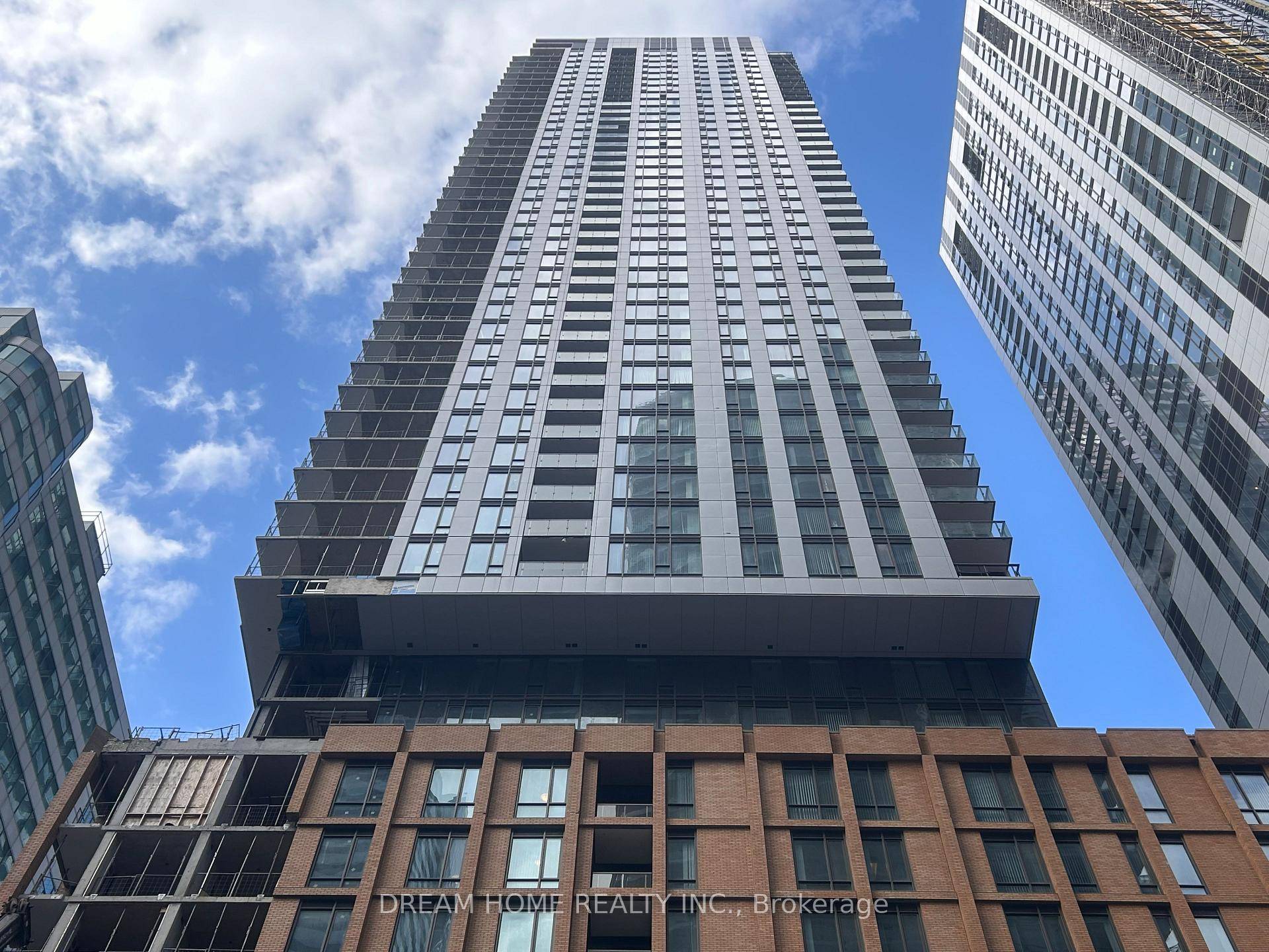 Welcome to Theatre District Condos, a stylish 1 bedroom plus 1 den, 1 bathroom suite located in the heart of Torontos vibrant Entertainment District.