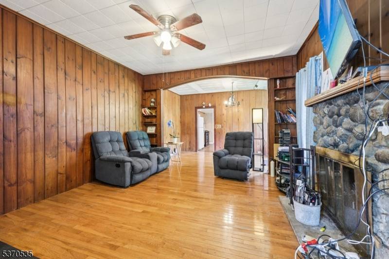 Welcome to this well maintained home offering comfortable living in a desirable Lincoln location.