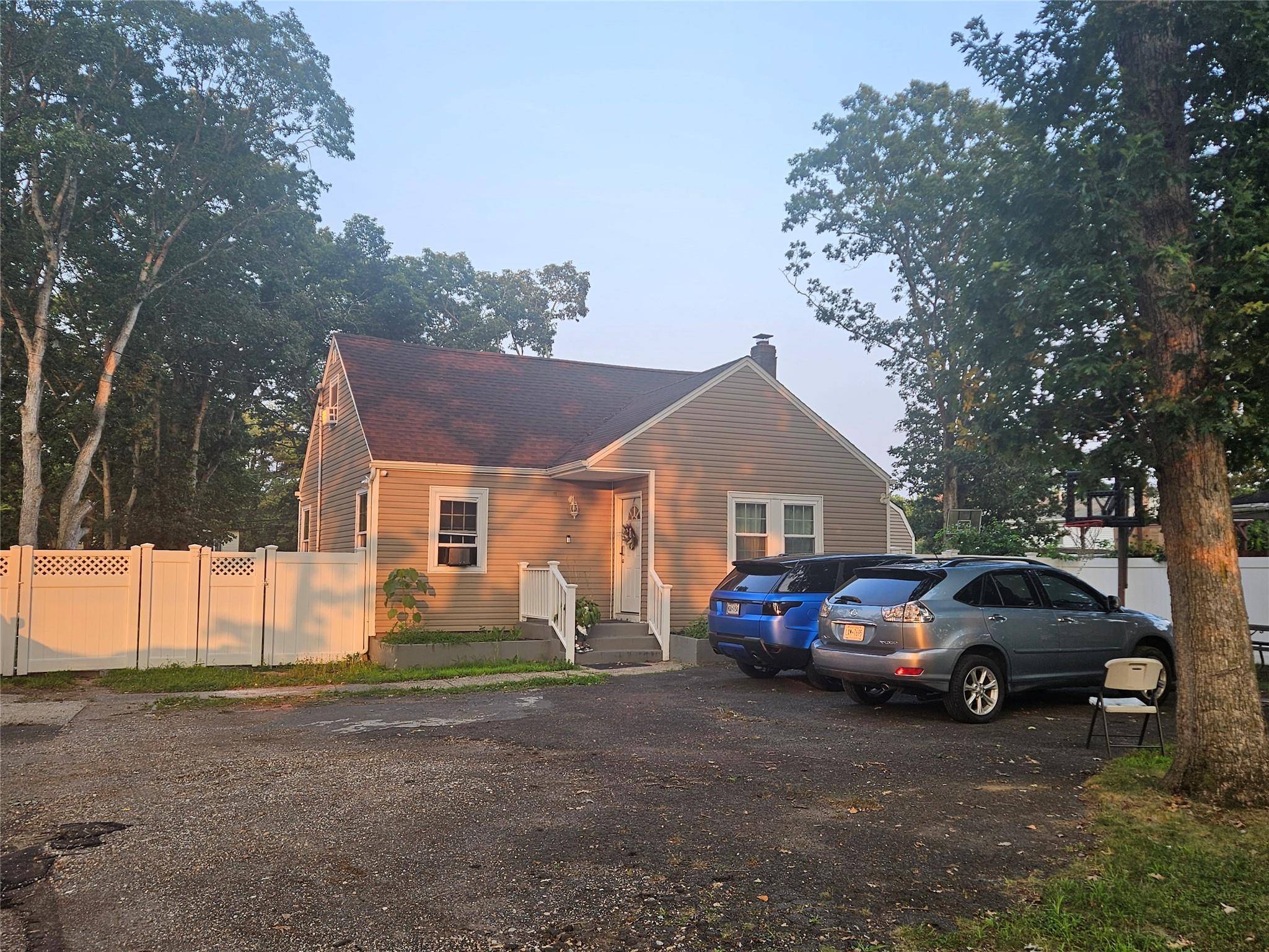 Newly Renovated in 2020, granite countertop, stainless steel appliances, hardwood floors, new roof and siding, windows, and renovated baths, Appearance Mint
