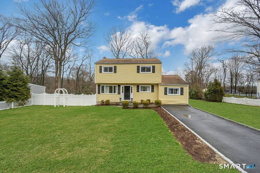 Welcome to 51 Ledgewood Drive, a beautifully updated rental home offering the perfect blend of comfort, space, and convenience.