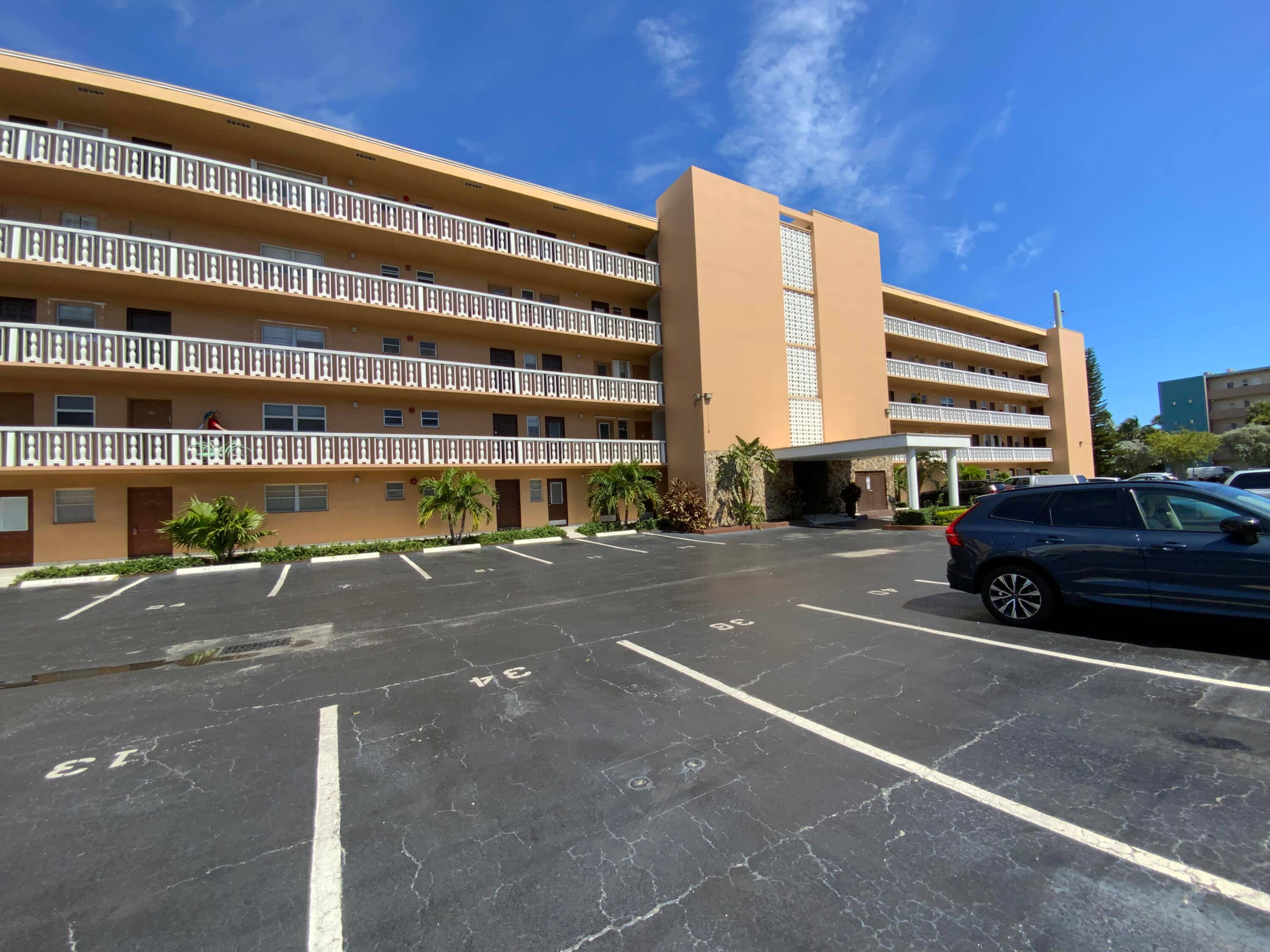 HALLANDALE BEACH.. ONLY ONE MINUTE TO THE OCEAN, SHOPS, DINING, BOARDWALK !