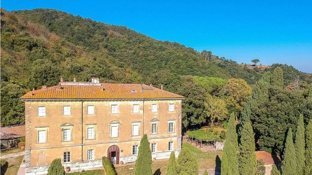 Elegant 19th-century villa of 750 sqm with secular park, annexes and farmhouse, for sale in the province of Livorno, a few km from the Tuscan coast.