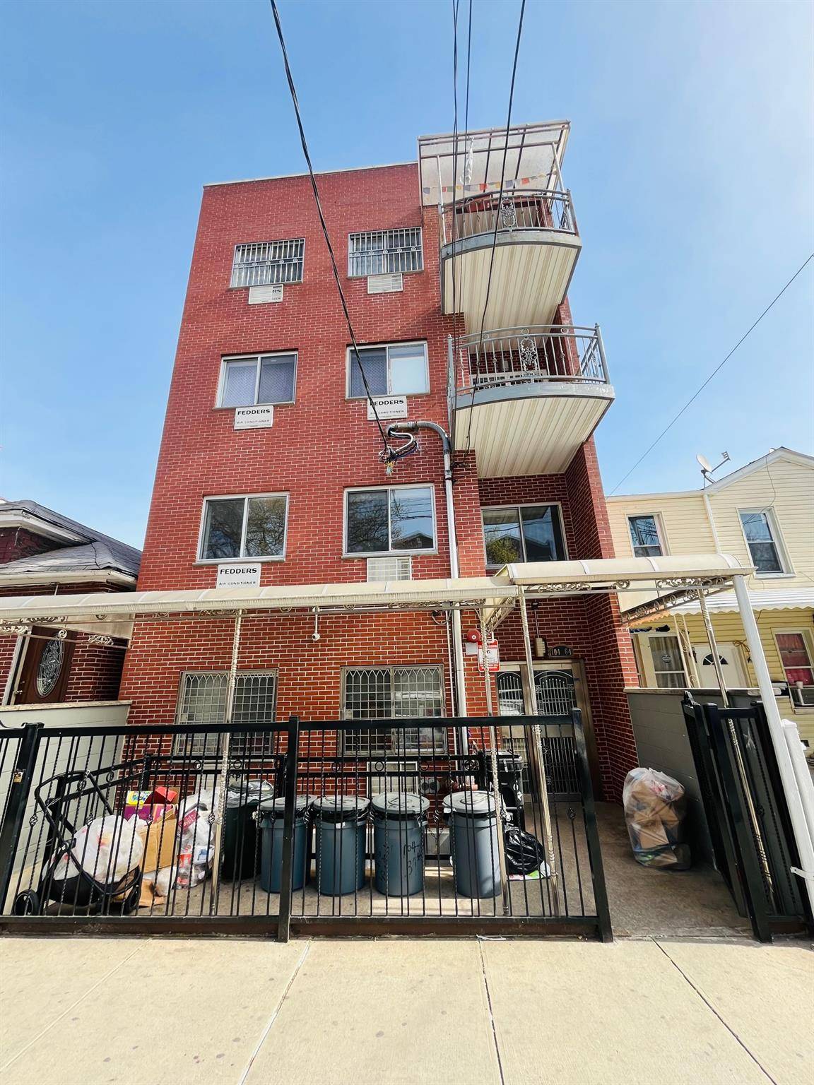 Beautiful 2 Bedroom Condo in Prime Location !