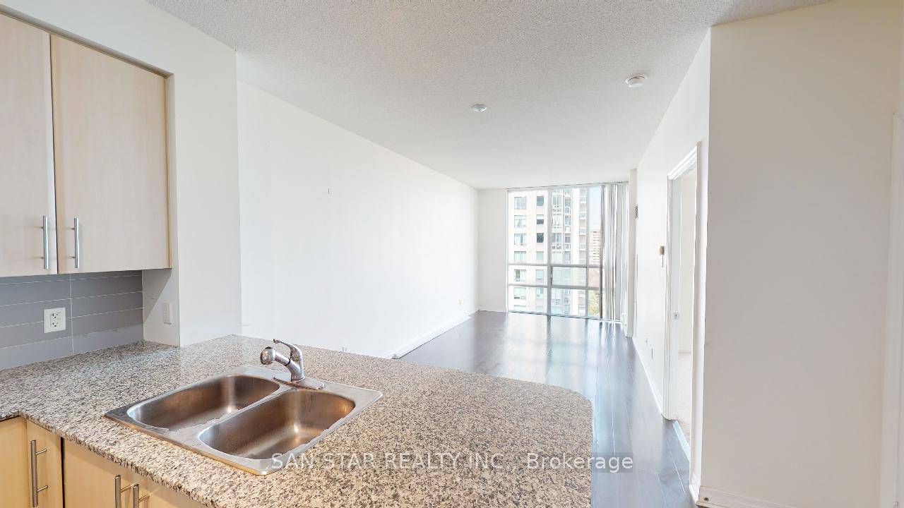 Luxury Eve Condo In The Heart Of Mississauga.