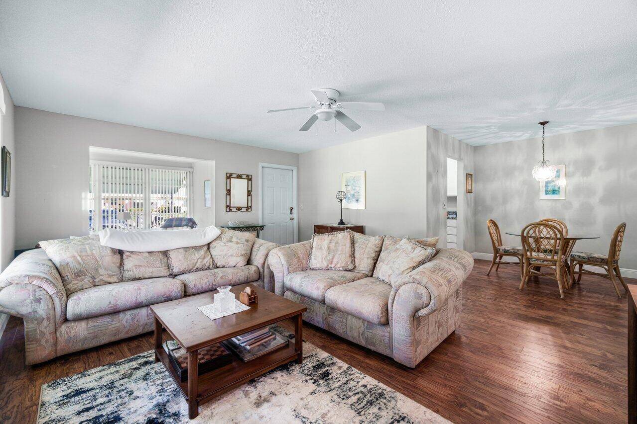 MOTIVATED SELLER ! Bright and Spacious 2 2 villa in 55 community.