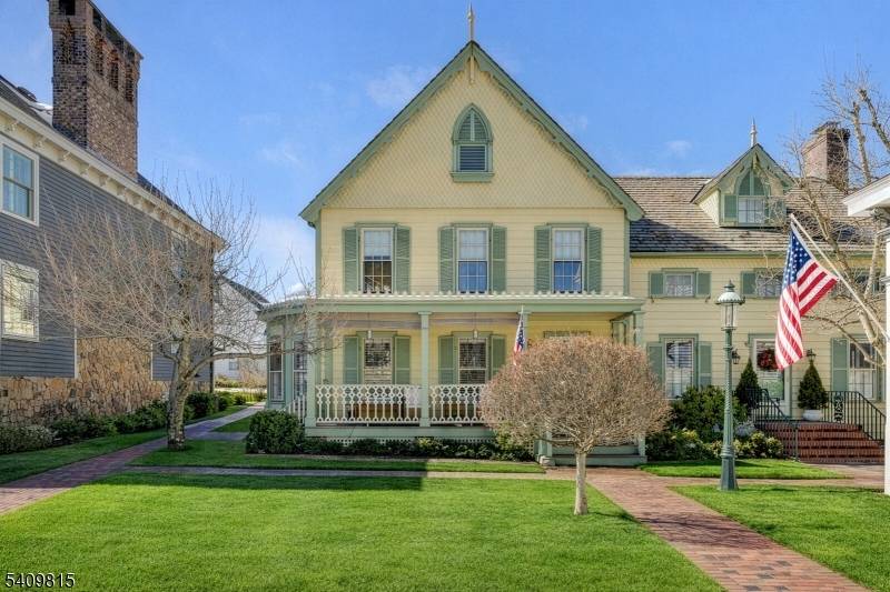 Welcome to iconic Murray Hill Square, built in 1983 and inspired by classic Williamsburg architecture, blending historic charm with timeless appeal.