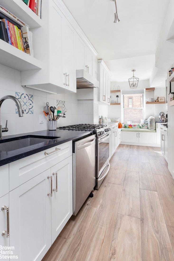 Grand PWR One BR Southgate, PETS OK W D Permitted Pre war elegance mixed with cozy charm.