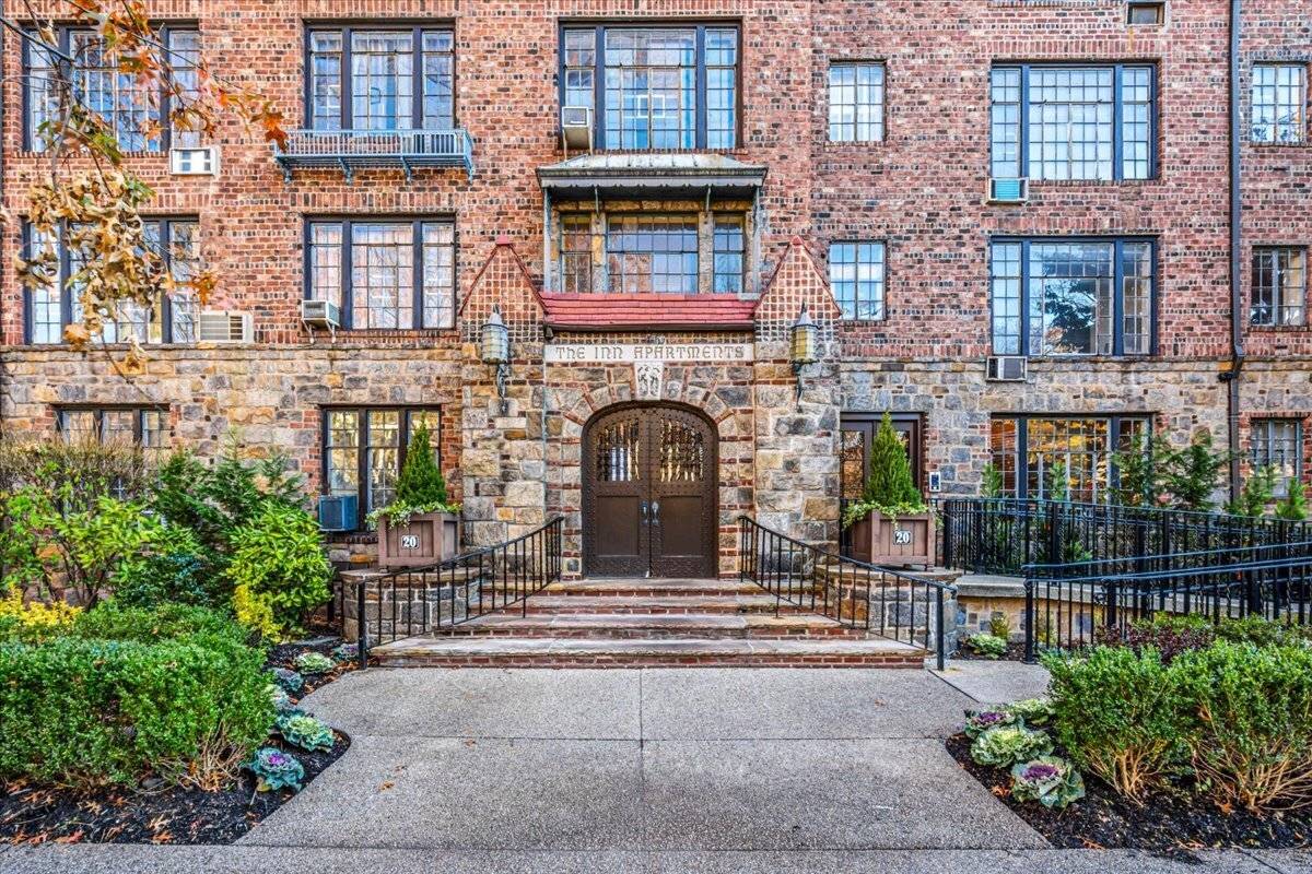 Charming 1 bedroom apartment in a prime Forest Hills Garden location !