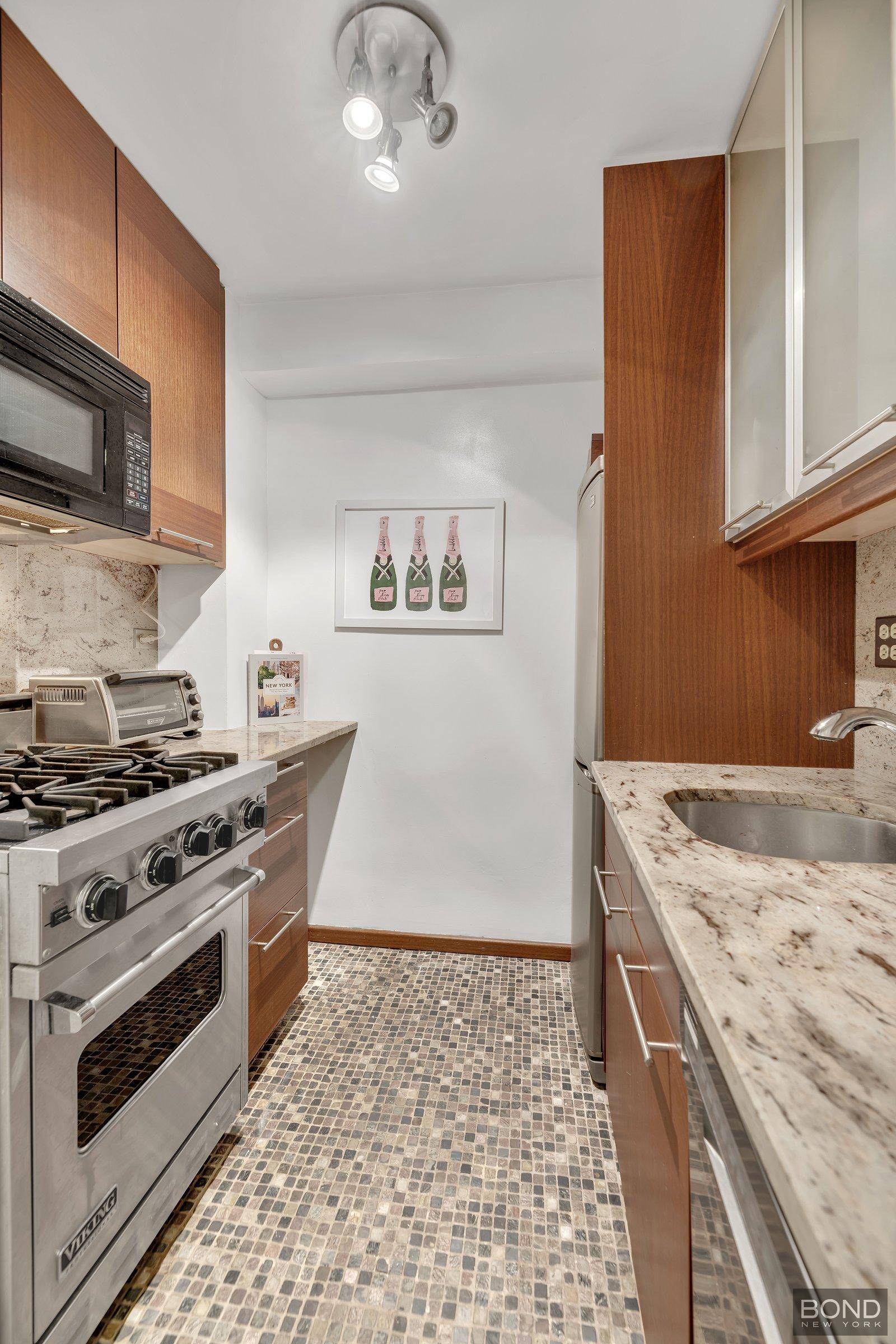 Welcome to this sun drenched north facing studio located in a full service, co op building in the heart of the Upper East Side.