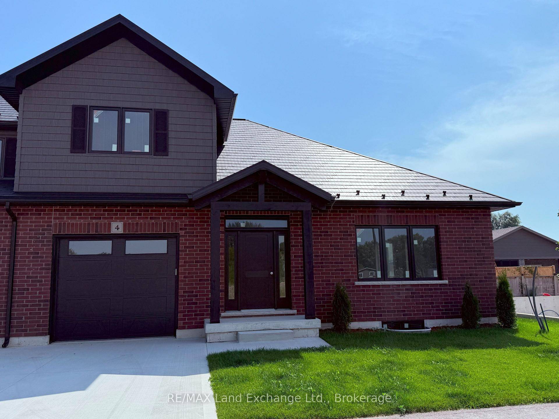 Bradstones Mews is the newest upscale townhome development in Kincardine, consisting of 36 residences located just a short distance to the beach and the downtown core.