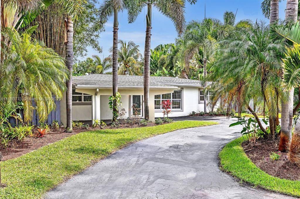 Make this beautiful property your new home in Oakland Park, Florida.