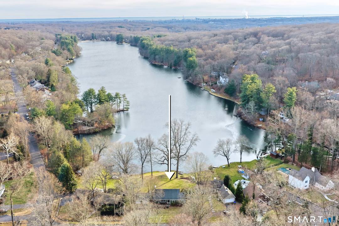 Vacation living on beautiful Pinewood Lake !